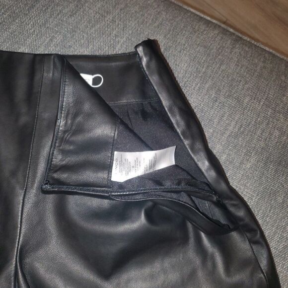 Vince Women's Black Leather Hidden Side Zipper Summery Style Shorts Size - Picture 7 of 16